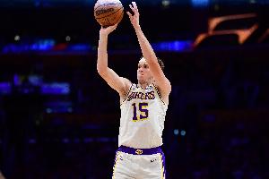 攻防都很高效!里夫斯半场6中3&罚球4中4拿到12分 另有3助2帽 配图