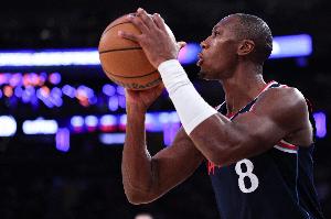 下半场如何调整？邓恩：只需要提升能量 因为背靠背比赛很难打 配图