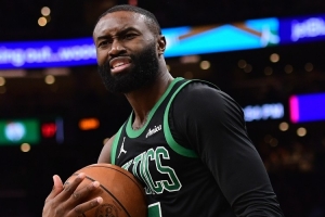 今日绿军对阵雄鹿!杰伦·布朗因生病不打 科塔轮休 配图