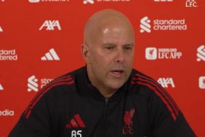 斯洛特谈“挤地铁”:荷甲都会吹犯规,英超却几乎可以打门将的脸 配图