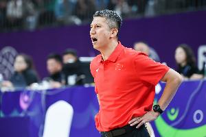 解说：中国男篮今天的防守真是不好 怎么就又跑起来了 不该给转换 配图