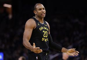 拼尽全力！霍福德11中5拿到17分6板 三分8中4 配图