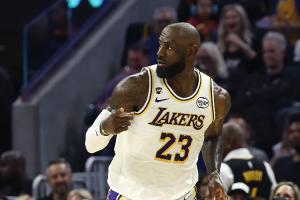 外线神准！詹姆斯半场10中7砍下20分4板4助 三分4中4 配图