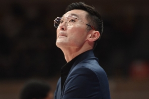 因身体原因请辞新疆主帅一职！刘炜今天担任NBA比赛的解说嘉宾 配图