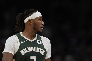 打得真烂！特纳6次出手全三分&仅中1球 5分4板3助1帽仅出场18分半 配图