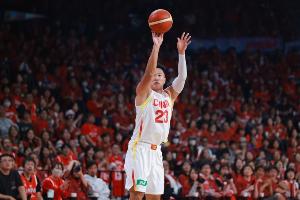 贺希宁这硬解三分打法是中国队最缺的 这就是我们的克拉克森啊 配图