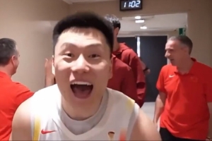 两连胜！中国男篮众将更衣室内开心庆祝 李弘权冲着镜头怒吼 配图
