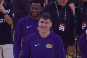 八村代替詹姆斯执行魔性接球下蹲赛前仪式 多次尝试还是搞砸了~ 配图