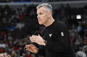 扔就完事了！公牛首节21次出手18次来自外线 开场前10投均是三分 配图