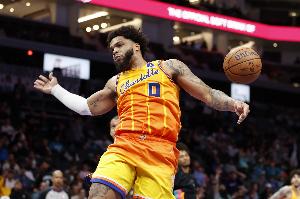 小桥：我们有极具爆发力的得分手 为了球队赢球我愿意做任何事 配图