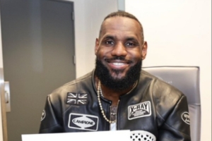 2年前的今天：詹姆斯成为NBA历史上首位得到40000分的球员 配图