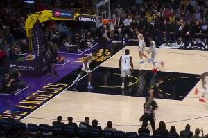 气得打小拳拳~艾顿跟进上篮球又脱手 十分不满怒锤篮架 配图