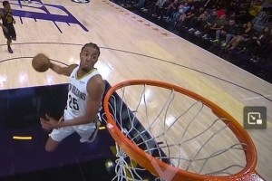 这不比扣篮大赛好看？墨菲反击一条龙 面对空篮秀精彩大风车暴扣 配图