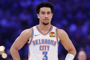 解说:麦凯恩在雷霆一步步兑现天赋 成功站稳了球队第六人的位置 配图