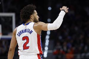 正负值-10最低!坎宁安半场11投4中拿到8分6助 配图