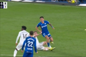 外网剪辑赫伊森对阵赫塔费失误集锦:多次简单传球失误+身后放铲 配图