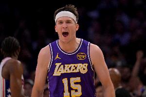 里夫斯：我可不会去造锡安的进攻犯规 赶紧躲开就对了 配图