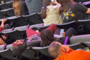 烂完了！国王主场上座率稀稀拉拉 还有球迷睡得很安详 配图