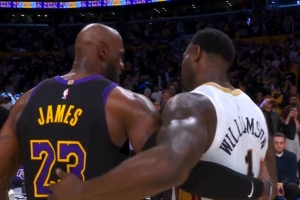 两代天骄！詹姆斯赛后和锡安拥抱致意 两人还聊了几句 配图