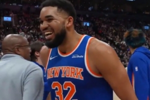 笑嘻了！巴雷特随意传球 唐斯眼疾手快抢断反击单臂滑翔劈扣！ 配图