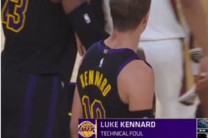 别抱怨了！解说员也忍不了：裁判都警告过了 球员都闭嘴打球吧！ 配图