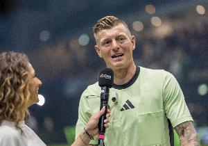 克罗斯：施洛特贝克对斯坦尼西奇的犯规应吃到红牌，他犯错太多 配图