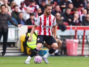 亨德森：也许平局是一个公平的结果 我被换下时显得沮丧？有吗 配图