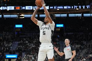 全面输出！卡斯尔半场7中5高效拿下13分5板7助 正负值+25 配图