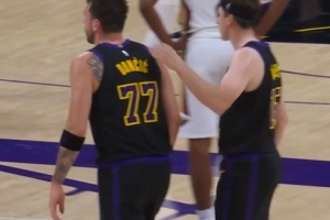 血亏！东契奇罚球抱怨小乔丹提前进线 自己反被吹技犯 配图