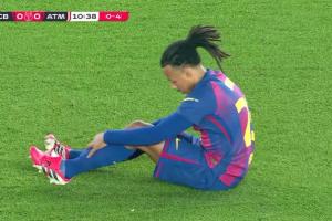 孔德11分钟无对抗主动将球踢出界外，因伤被巴尔德换下 配图