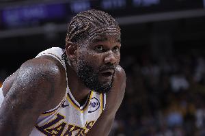 手里抹了油！艾顿半场5中3拿到6分6板1助1帽 2失误3犯规 配图