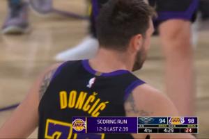 来了！里夫斯追身三分&东契奇抛射 湖人轰12-0攻击波反超鹈鹕4分 配图