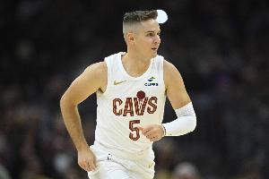 今天挺铁的!梅里尔半场6投仅1中得3分 其他数据均为0&三分5中1 配图