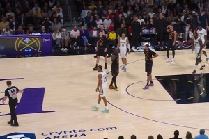 不满意！墨菲抱怨判罚也被吹技犯 肯纳德笑纳1分 配图