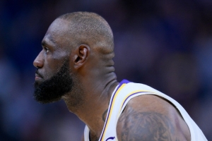 苏群：我认为詹姆斯今夏留湖人可能性很小 所幸和库里&追梦大团圆 配图