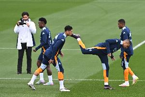 西媒:贝林和姆巴佩分别在伦敦和巴黎接受治疗,周四周五回马德里 配图