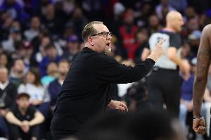 容易一溃千里!76人单赛季3次在主场输掉至少40分成历史首队 配图