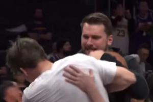 乐！东契奇熊抱袭击里夫斯 后者舞起软棒与工作人员双人合揍反击 配图