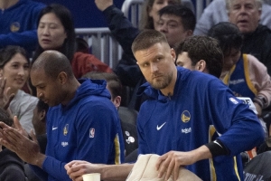 波津这赛季够呛能打也难续约 勇士用库明加换了他1场比赛使用权？ 配图