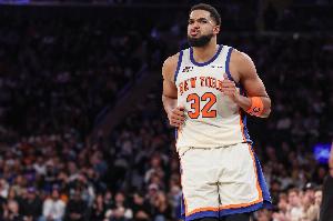 迈克·布朗：唐斯的防守做得很棒 他在比赛里的提升值得称赞 配图