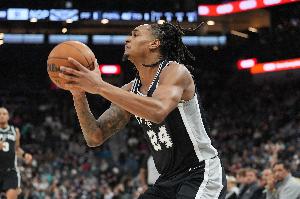 三分很哇塞！瓦塞尔上半场7中4得到13分3板2助 三分5中3 配图