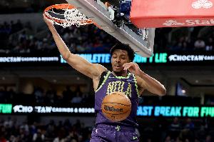 扣篮真帅！墨菲首节6中4高效拿下11分1板2助1断 配图