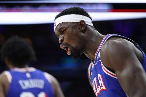 用力过猛！博纳撞翻文班被吹进攻犯规 76人挑战失败 配图