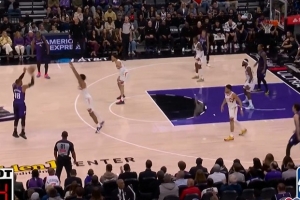 拆弹成功！威少弧顶接球直接拔起轰进超远压哨三分球 配图