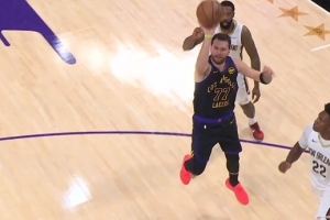 见缝插针！东契奇穿越包夹顺势出手 空心命中加罚也有 配图