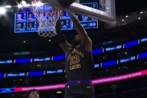 探囊取物！拉拉维亚抢断反击送妙传 詹姆斯起飞双手暴扣2分到手 配图