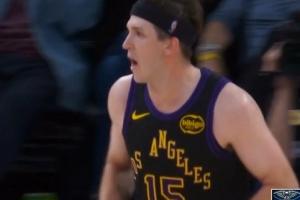 破荒！里夫斯反击上篮得手开张 此前8投0中 配图