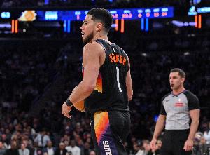 再找找状态!布克复出19中6拿到17分6助 三分9中4 配图