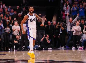 怎么投都有！蒙克单脚骑马射箭轰进压哨打板三分 首节4中4拿11分 配图