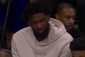 帝之微笑！76人末节落后马刺40+ 恩比德坐在替补席面带笑意 配图